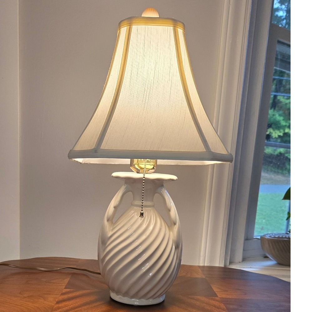 Vintage Ivory Ceramic Swirl Urn Art Deco  Lamp Double Handles Pull Chain Shade